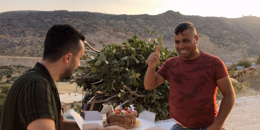 35 yıldır doğum günü kutlamamıştı, pastayı görünce gözleri doldu
